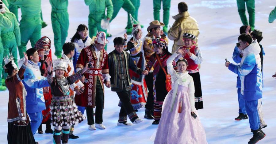 A la derecha, una mujer viste con un Hanbok, traje tradicional coreano, durante la inauguración de Beijing 2022.