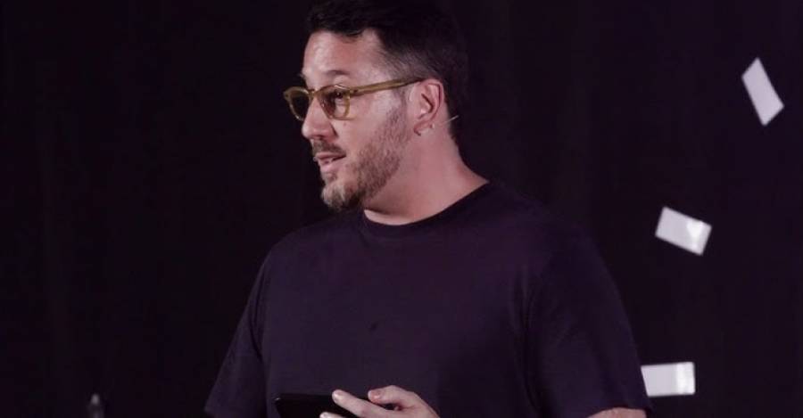 Glickman ofreciendo una charla TED hace dos meses titulada 'Diario de viaje de un emprendedor'