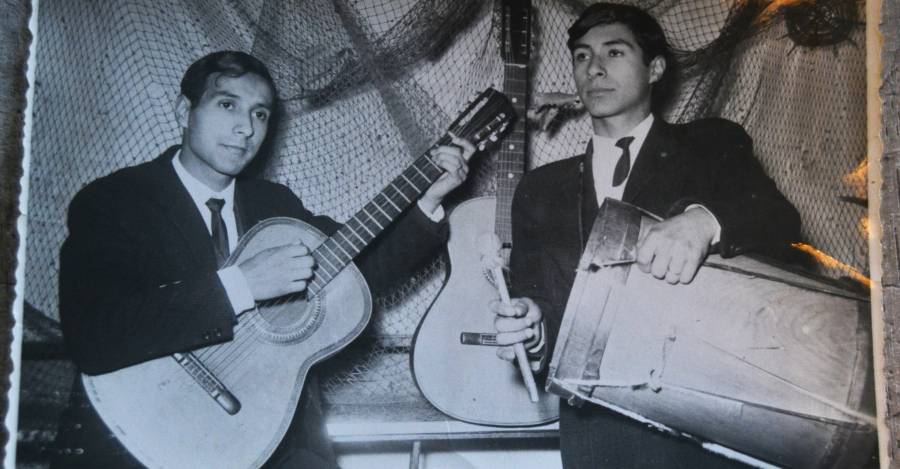 Los hermanos Carlos y Alberto Verdugo, habituales de la peña de la Universidad de Chile Sede Valparaíso.