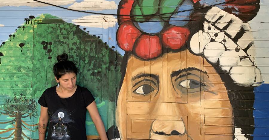  Fernanda Castro Purrán en la sede comunitaria Weche Newen, que homenajea en su entrada a Nicolasa Quintreman