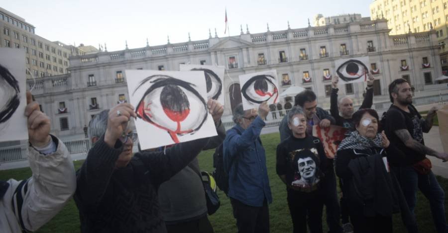 Manifestantes frente a La Moneda por nuevo caso de trauma ocular. Fotografías: Melian Riffo (@_fantasmadeunafoto)