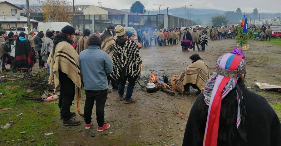 Ceremonia en las afueras de la cárcel de Angol