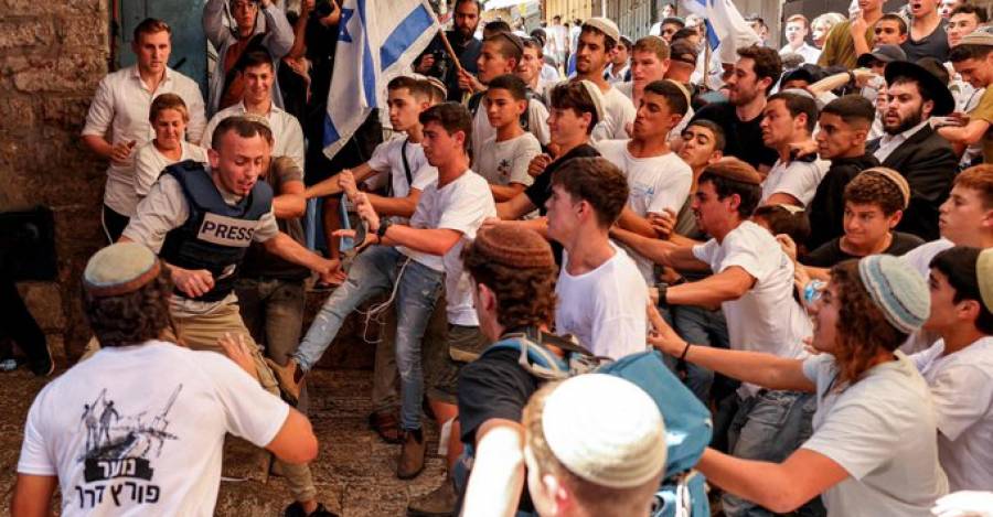 Israelíes atacando a periodista palestino