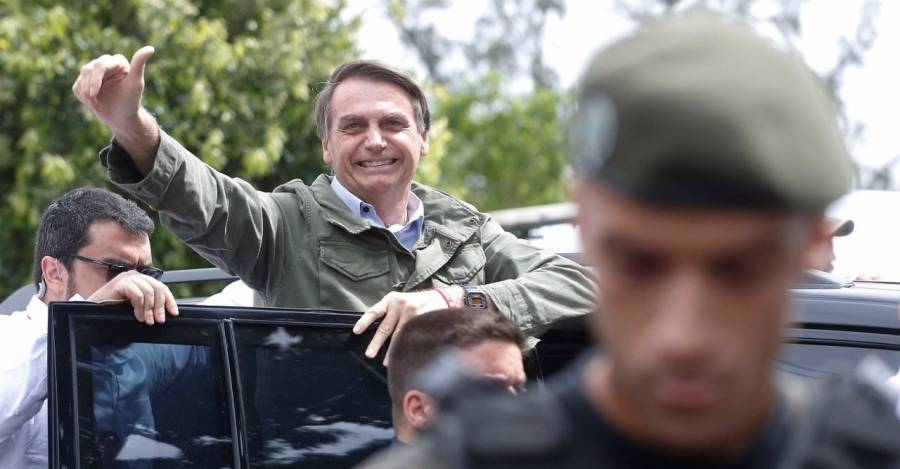 Con fuerte resguardo policial y chaleco antibalas, Jair Bolsonaro llegó al lugar de votación. Fotografía: Globo.