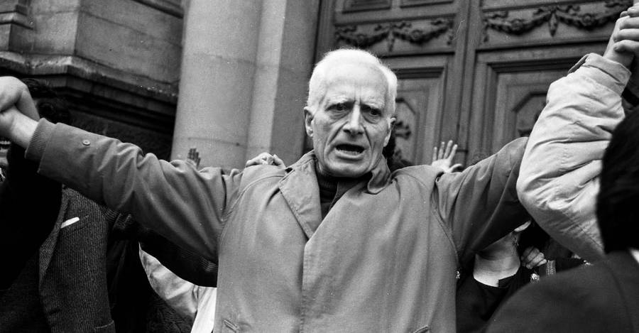 José Aldunate protestando contra la tortura en 1987 en las puertas de la Catedral de Santiago (Fotografía: Nelson Muñoz Mera)