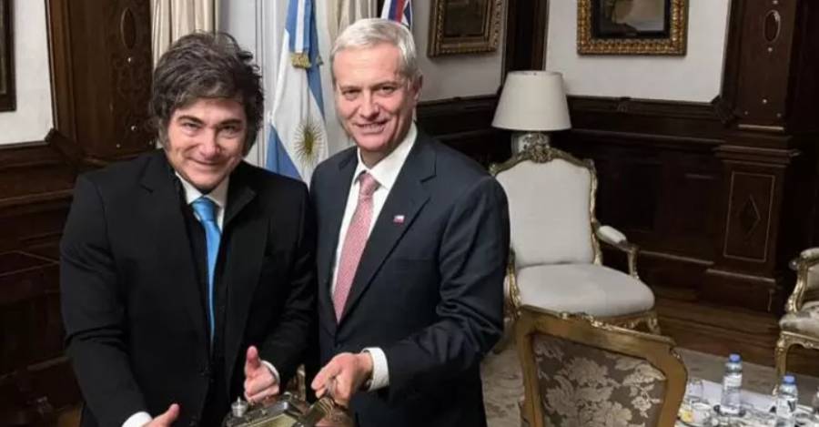 José Antonio Kast y Javier Milei posan junto a la motosierra símbolo del presidente argentino.