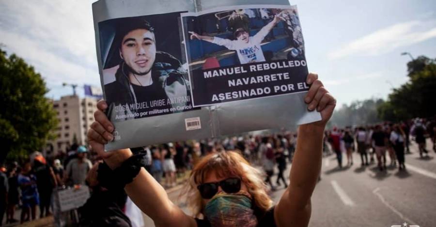 Los manifestantes comienzan a reivindicar la imagen de las víctimas fatales de las Fuerzas Armadas. Foto: Frente Fotográfico