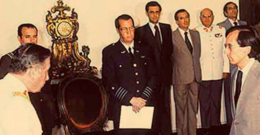 José Piñera asume como ministro de Pinochet.