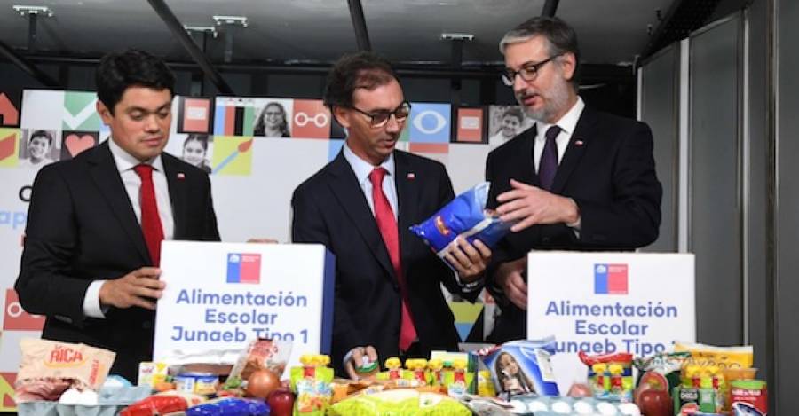 Ministro de educación junto al director de Junaeb, anunciando entrega de cajas de alimentos.