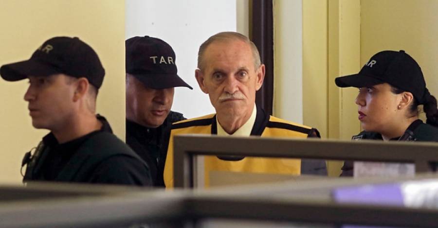 Miguel Krassnoff desafía al senador Iván Flores desde Punta Peuco con carta pública