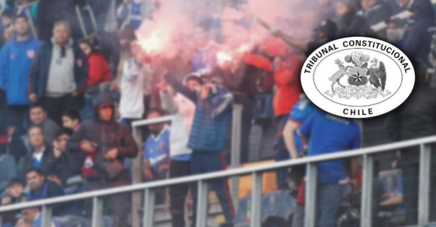 Lanzamiento de bengalas durante el partido entre Universidad de Chile vs Universidad Católica en abril de 2023.