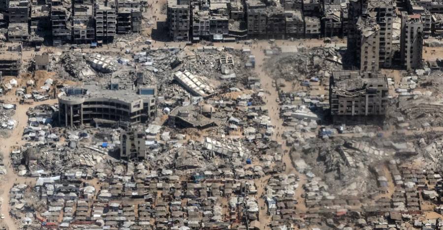 Las ruinas de la mezquita de Maqoussi y del Ministerio de Economía en Gaza, vistas desde un vuelo de ayuda jordano el miércoles. (Créditos: Washington Post).