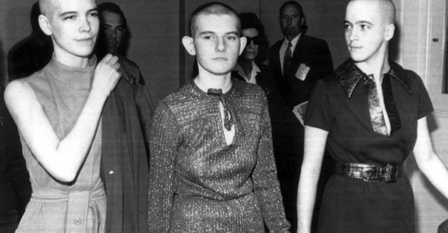 Leslie Van Houten, Patrice Krenwinkel y Susan Atkins, miembros de 'la familia' se rapan durante el juicio emulando a Mason
