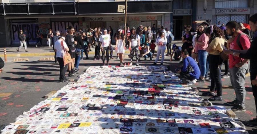 Parte del lienzo compuesto de distintos bordados en una manifestación en el centro de Concepción. 
