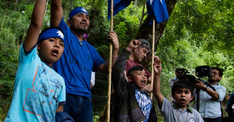 El lonko Curamil y su familia celebran su libertad. Foto: Catalina Mundaca