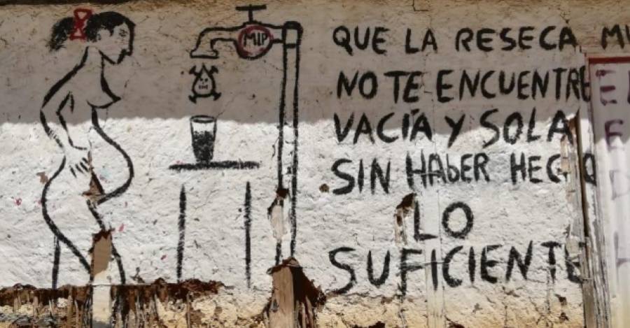 Fachada de casa con rayados, Caimanes, 2018.