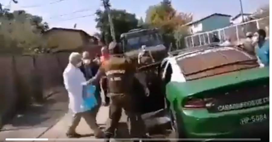 El ministro Jaime Mañalich sale raudo de Bajos de Mena en una patrulla policial