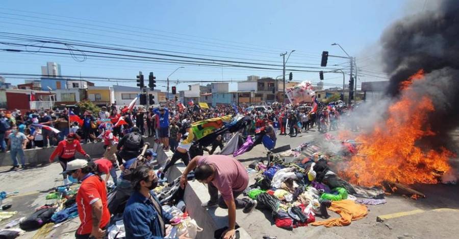Manifestantes queman pertenencias de migrantes en Iquique.