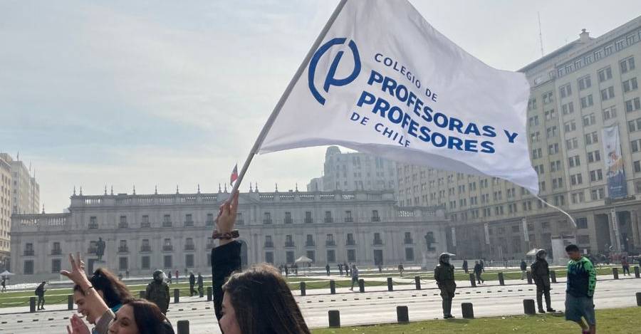 Marcha frente a La Moneda. Foto: Colegio de Profesoras y Profesores. 