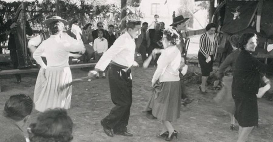 Pareja bailando cueca en una fonda. Memoria Chilena.