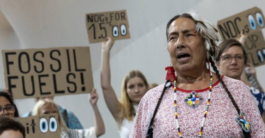 Sociedad civil y pueblos indígenas se manifiestan contra los combustibles fósiles en los pasillos de la COP30. Foto cortesía Photo © UN Climate Change Kiara Worth Sociedad civil y pueblos indígenas se manifiestan contra los combustibles fósiles en los pasillos de la COP30.