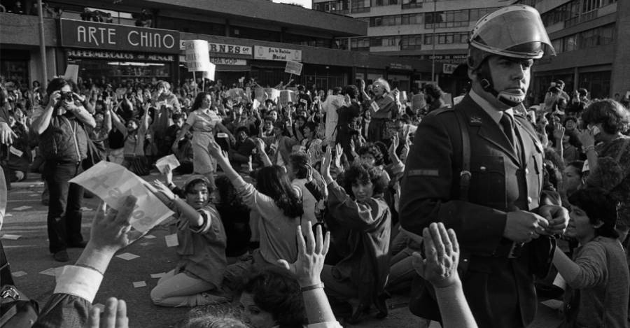 Mujeres protestan contra la dictadura. Foto de Nelson Muñoz Mera. 
