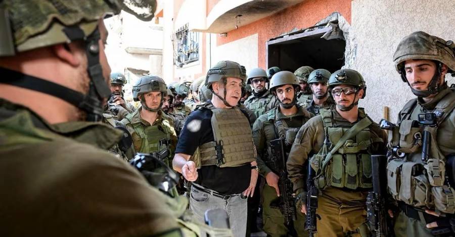 Netanyahu con soldados israelíes en Gaza.