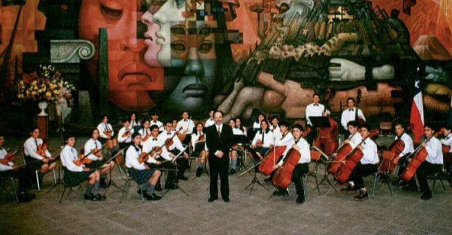 Foto referencial: La Orquesta Infantil de Curanilahue en la Casa del Arte de la UdeC. El autor de la misiva es el cello más cercano al director. 