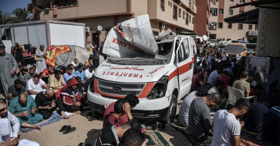 Palestinos rezan junto a ambulancia destruida. Abed Zagout (Anadolu/Getty Images)