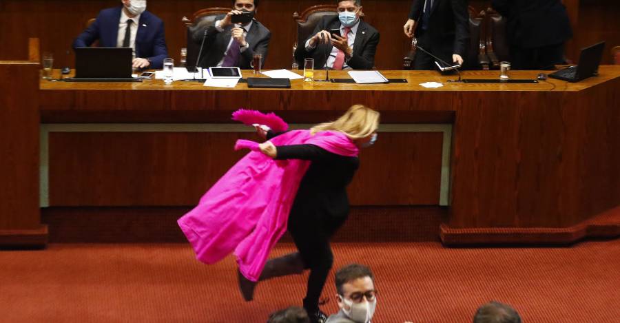 Pamela Jiles como Naruto en discusión por Retiro de las AFP.