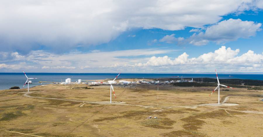 Parque eólico Vientos Patagónicos, instalado en 2019 por ENAP, en el sector de Cabo Negro. Foto: Javier Astudillo