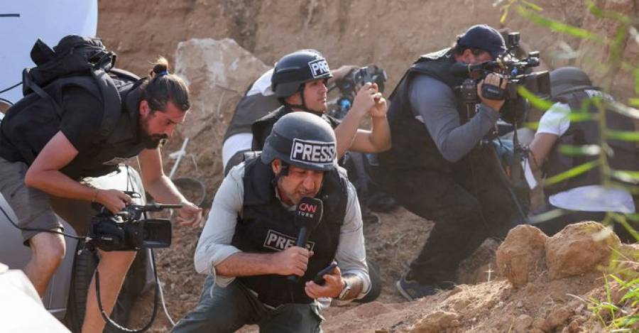 Periodistas en medio de las bombas