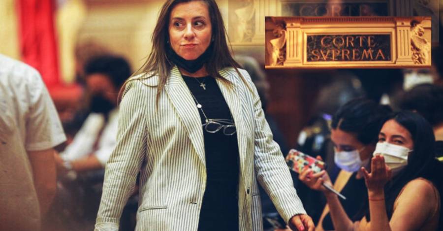 Marinovic utilizando mascarilla bajo el mentón durante la convención