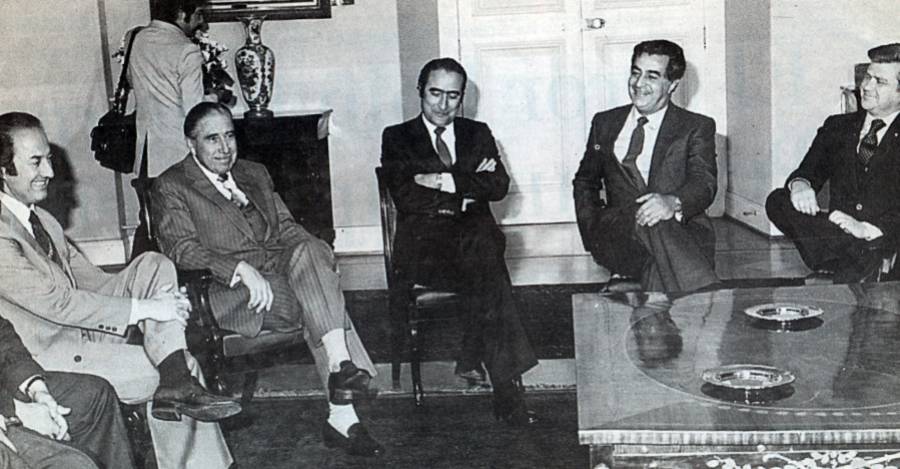 Pinochet rodeado de Chicago Boys y gestores de los principales grupos económicos.