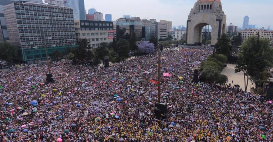 Marcha del 8-M en la Plaza de la Revolución en México.