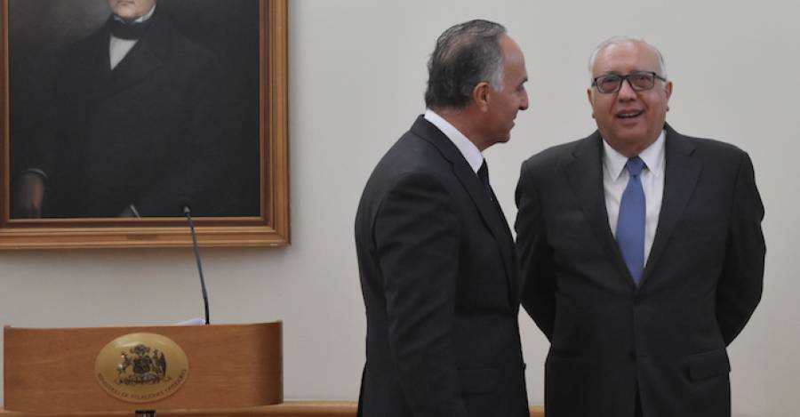 El canciller Teodoro Ribera junto al empresario Álvaro Saieh. Foto: Prochile