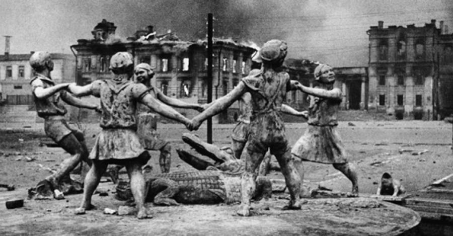 La fuente ‘Niños bailando en círculo’ en el centro de Stalingrado sobrevivió los masivos bombardeos alemanes y posteriores batallas.