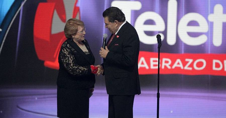 Michelle Bachelet junto a 'Don Francisco' durante una Teletón. Foto. Wikipedia Commons