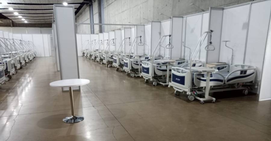 Camillas distribuidas en Espacio Riesco, lugar que el gobierno usará para atender la contingencia sanitaria.