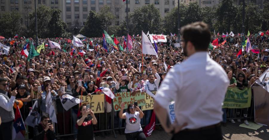 Presidente Gabriel Boric se dirige hacia los asistentes de la convocatoria.