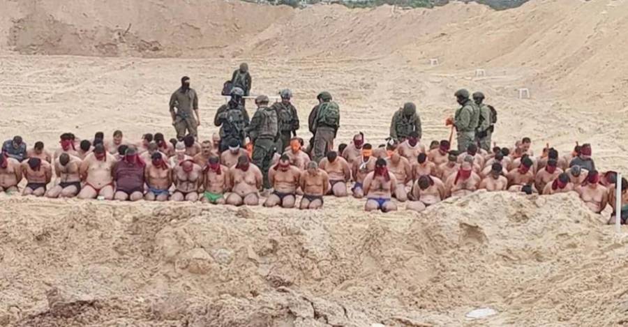 Presos palestinos en manos de soldados israelíes.