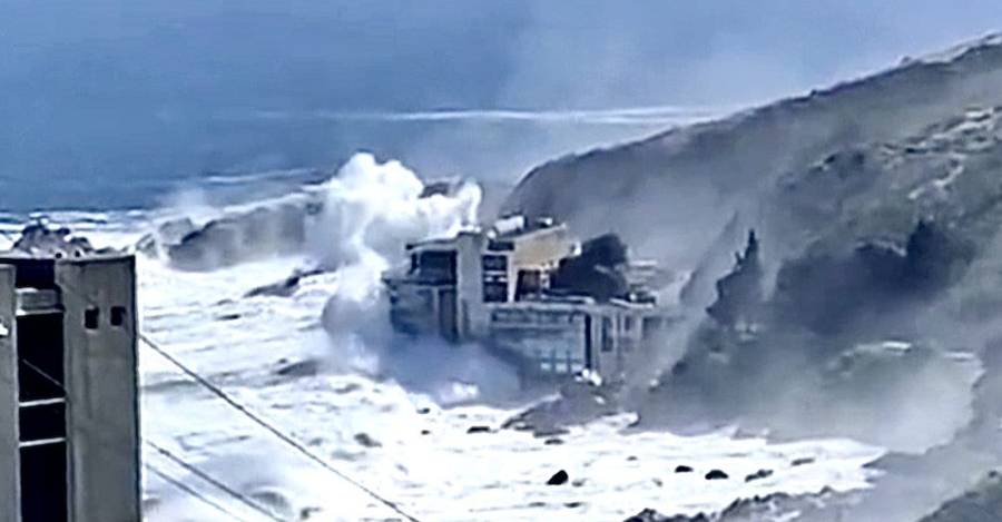 Captura de un video difundido en redes sociales de marejadas impactando al hotel.