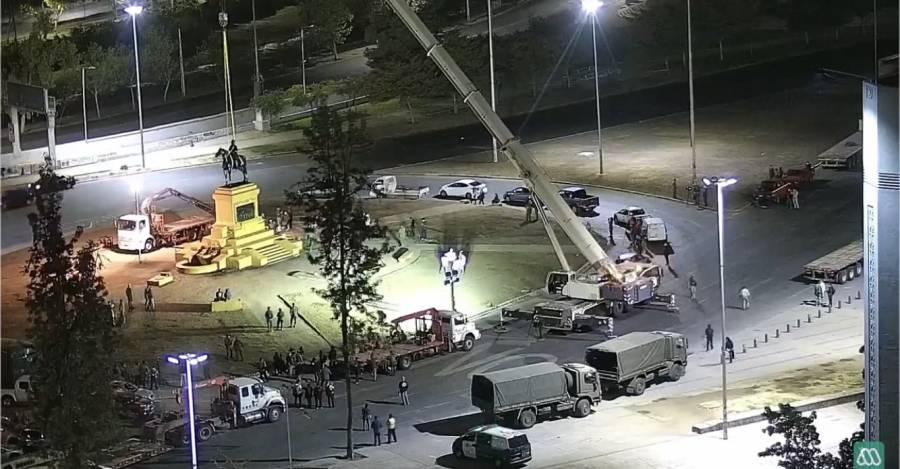 Obras de remoción de la estatua de Baquedano. Foto: @jovenyalocado_