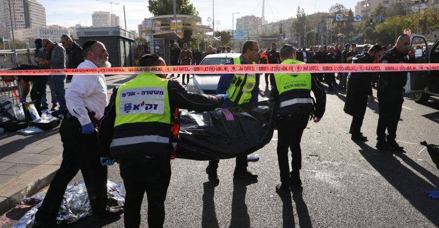 Retiran cadáver desde lugar del atentado en Jerusalén.