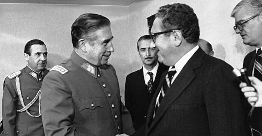 Henry Kissinger y Augusto Pinochet en 1976. (Foto: Archivo Histórico MINREL)