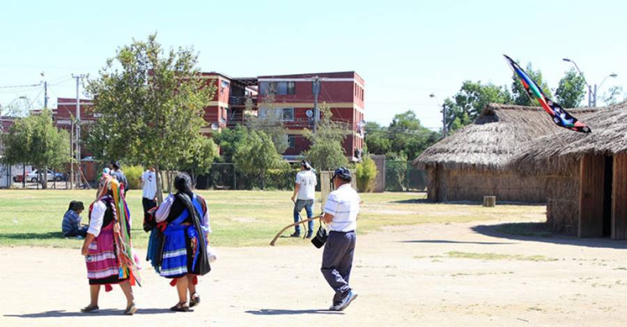 Fotografia del libro "Rukas mapuche en la ciudad"