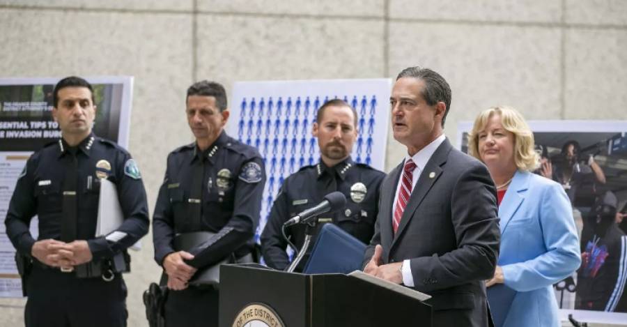 El fiscal de distrito de Orange County, en California, Todd Spitzer, en conferencia de prensa.