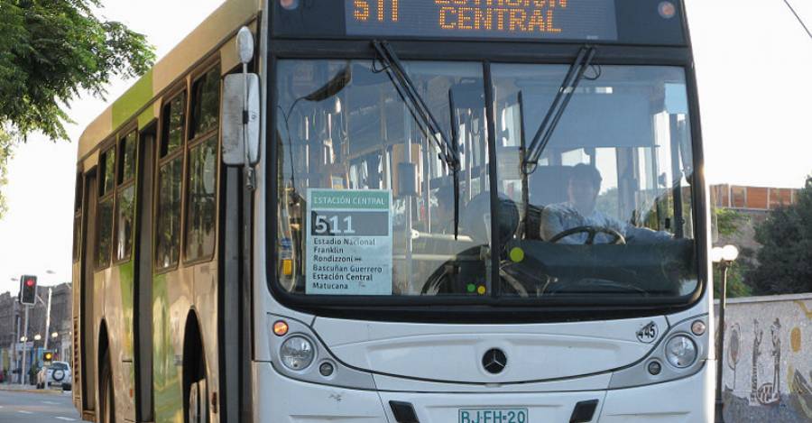 Bus con la imagen original del Transantiago. Foto: Wikipedia
