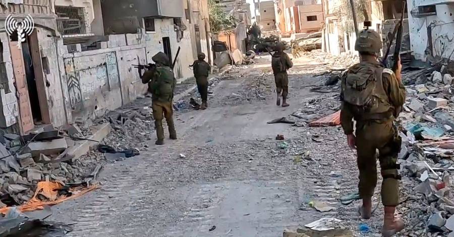 Tropas israelíes patrullan Gaza.
