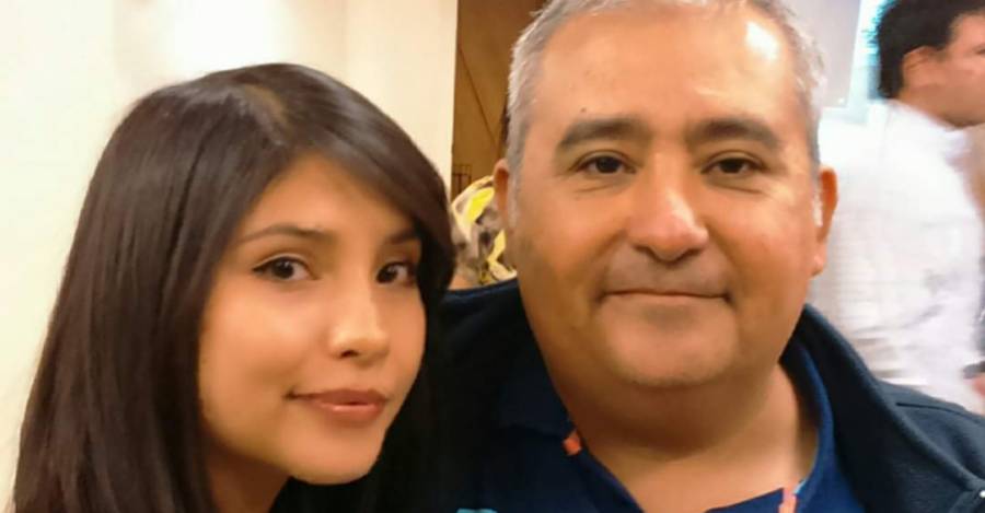 Fernanda Acuña junto a su padre en su titulación. Los dos son enfermeros